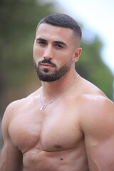 El cuerpo masculino perfecto - Impresionante simulador de cuerpos posando. Joven musculoso mirando a cámara de manera seductora. Espacio para texto