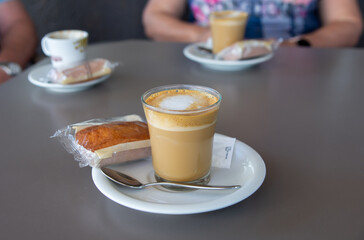 Tomando tres cafés en una cafetería, con 3 magdalenas.