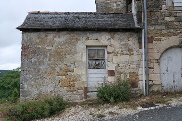 It gathers the most interesting DETERIORATED WALLS I've come across.
Narrow old streets, entire colored rocky city, old houses, and buildings. 