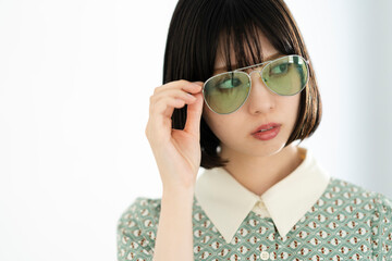 Naklejka premium サングラスをした女性