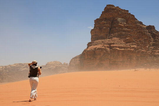 wadi rum desierto rojo jordania mujer turista haciendo totograf&iacute;as con el m&oacute;vil 4M0A1610.-as23