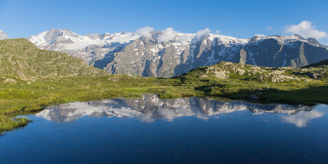 Fototapeta na wymiar reflet des glaciers de la Meije sur un lac du plateau d'Emparis au refuge des Mouterres dans les Alpes en été