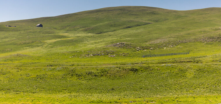 Alpages en été sur le plateau d emparis en oisans en Isère © jef 77