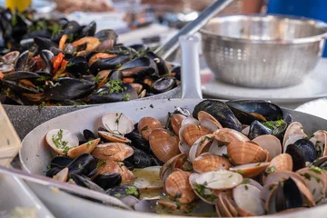 Foto op Plexiglas Cooked mussels and seafood in pan, food market Ballaro in Palermo, Sicily © salita2010