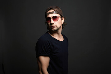 Obraz premium Handsome long Hair Man in Hat and sunglasses