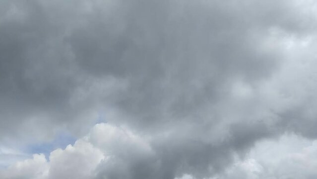 Un  cielo de color gris con nubes de color blanco y gris con un movimiento lento. Tiempo de lluvia.