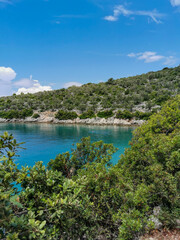 Fototapeta na wymiar Kroatien-Insel Cres: Bucht mit türkisgrünem Wasser
