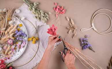 Trockenblumen mit Schere schneiden, Kranz binden mit bunten getrockneten Blumen, Vorbereitung