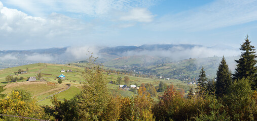 Obraz premium Beautiful autumn morning near Carpathian village outskirts (Carpathian mountain, Ukraine).