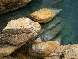Thermalquelle in der Natur - in Dalyan mit Felsen