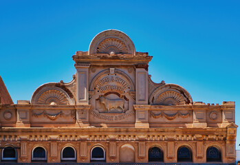 Facade of a heritage building, a former butcher shop, in Kalgoorlie, Western Australia. Richly embellished, with a.o. a sculpture of a bull
