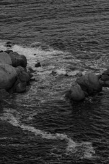 Mar y rocas blanco y negro