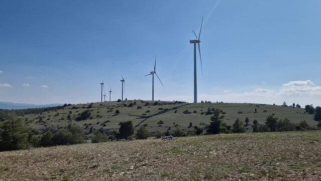 Aerogeneradores en una cima en d&iacute;a soleado