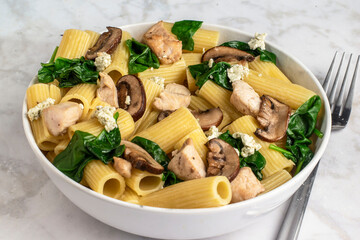 rigatoni with chicken , spinach and mushrooms