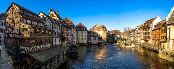 Obraz premium Traditionelle Fachwerkhäuser im Grachtenviertel La Petite France in Straßburg, UNESCO-Welterbe, Elsass, Frankreich
