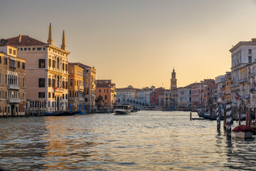 Fototapeta premium The Grand Canal with Rialto bridge in Venice at a beautiful sunny morning, Italy, Europe.