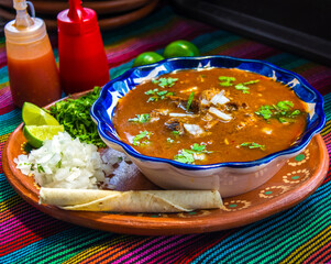 Deliciosa birria, barbacoa, pozole, comida mexicana, exquisita gastronomia tradicional mexicana