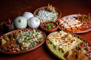 Enchiladas, comida mexicana, deliciosa gastronomia tradicional, verdes y rojas
