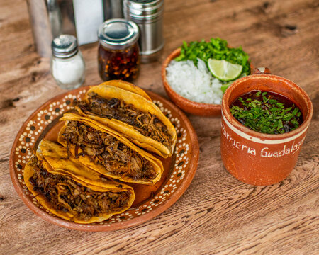 Taco de birria, barbacoa, comida mexicana, deliciosa gastronomia tradicional, comida tapatia, taco dorado con consome