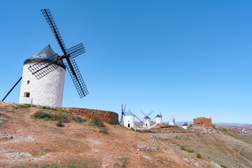Molinos de viento medievales como los que aparecen en la obra literaria de Don Quijote de la...