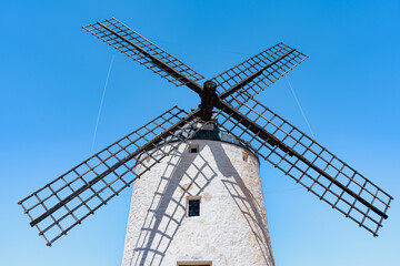 Molinos de viento medievales como los que aparecen en la obra literaria de Don Quijote de la Mancha, desde Molinos de Consuegra, Castilla y la Mancha, Espa&ntilde;a, Europa.