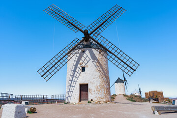 Fototapeta na wymiar Molinos de viento medievales como los que aparecen en la obra literaria de Don Quijote de la Mancha, desde Molinos de Consuegra, Castilla y la Mancha, España, Europa.