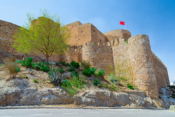 Castillo medieval en lo alto de una colina con caminos, desde Consuegra, Toledo, España.