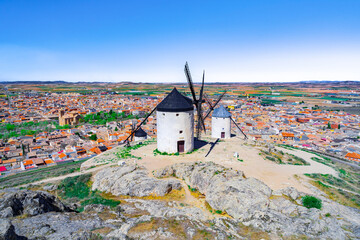 Molinos de viento medievales como los que aparecen en la obra literaria de Don Quijote de la Mancha, desde Molinos de Consuegra, Castilla y la Mancha, España, Europa.