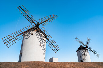 Molinos de viento medievales como los que aparecen en la obra literaria de Don Quijote de la Mancha, desde Molinos de Consuegra, Castilla y la Mancha, Espa&ntilde;a, Europa.