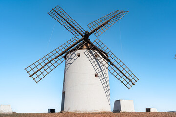 Molinos de viento medievales como los que aparecen en la obra literaria de Don Quijote de la Mancha, desde Molinos de Consuegra, Castilla y la Mancha, Espa&ntilde;a, Europa.