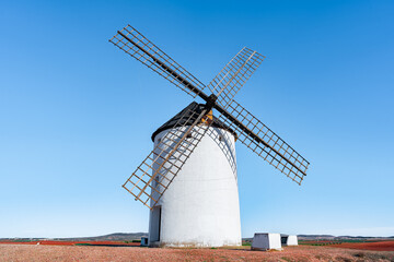 Molinos de viento medievales como los que aparecen en la obra literaria de Don Quijote de la Mancha, desde Molinos de Consuegra, Castilla y la Mancha, Espa&ntilde;a, Europa.