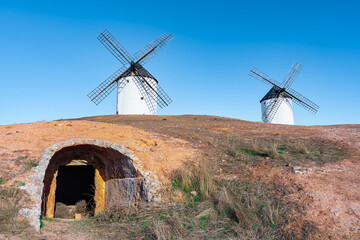 Molinos de viento medievales como los que aparecen en la obra literaria de Don Quijote de la...
