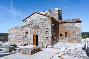 Pequeña ermita o iglesia medieval de piedra desde Toledo, Castilla y la Mancha, España.