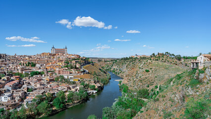 Fototapeta na wymiar Toledo, una ciudad medieval europea, desde Castilla y la Mancha, España.