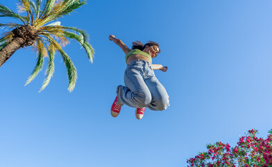 mujer, salto, activo, diversión, libertad, brincar, felicidad, alegría, energía, adolescencia,...