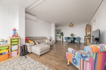 Living-dining room of a house decorated with industrial-style furniture, mismatched