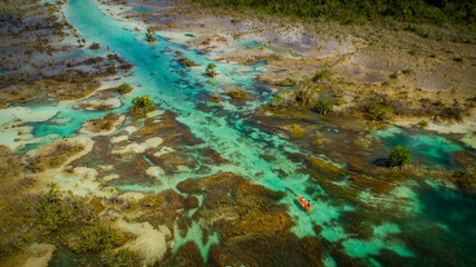 Kayak navegando en los Rápidos de Bacalar
