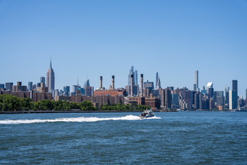 Obraz premium NYPD boat and manhattan skyline