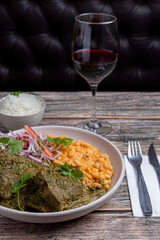 Anticucho de pollo con maiz, porotos y criolla