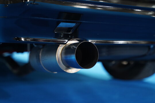 Race car's exhaust pipe design