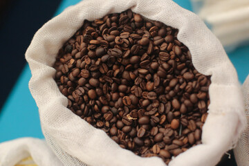 Saco de juta repleto de grãos de café: aroma e tradição