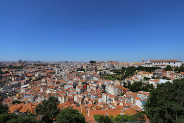 Fototapeta na wymiar Vista panorâmica de Lisboa em um dia ensolarado, realçando o encanto e a vivacidade das suas coloridas construções.