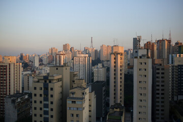 Horizonte infinito de São Paulo, com seus imponentes arranha-céus e uma paisagem urbana sem fim.