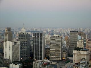 Horizonte infinito de São Paulo, com seus imponentes arranha-céus e uma paisagem urbana sem fim.