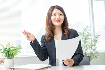 デスクワークする女性　woman doing desk work