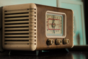 Fototapeta premium Vintage brown valve radio with a highlighted dial.