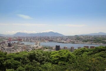 Fototapeta na wymiar 若松の高塔山展望台から見た若戸大橋と洞海湾