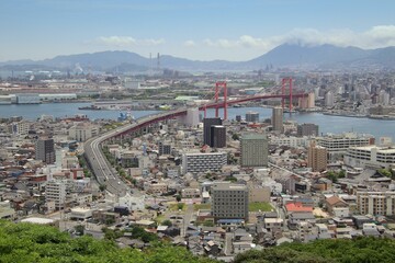 若松の高塔山展望台から見た若戸大橋と洞海湾