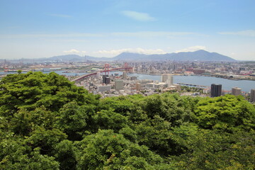 Obraz premium 若松の高塔山展望台から見た若戸大橋と洞海湾