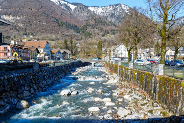 Torrent traversant un village en Haute-Savoie